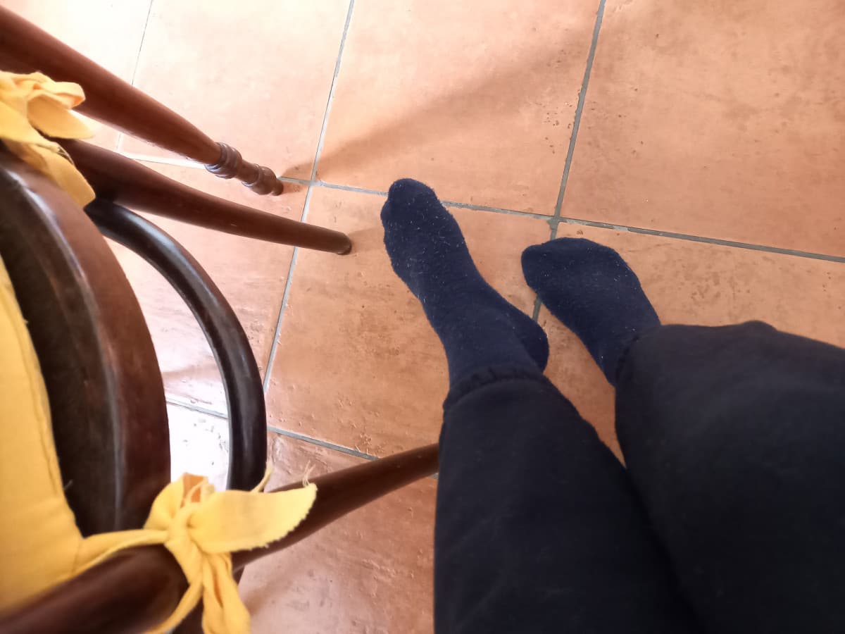 visto che tutti stanno uscendo le proprie scarpe, io vi esco le mie calze blu coi pantaloni della tuta neri 