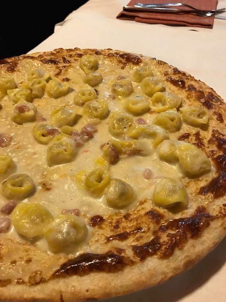 Pizza con i tortellini