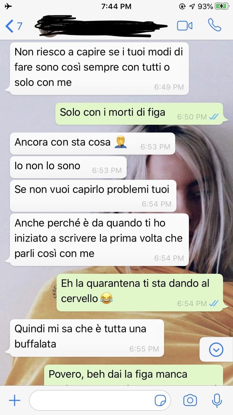 Uno a caso che veniva da un gruppo in comune mi ha scritto, nulla di male finché poi ha iniziato a farmi domande intime, cioè ma chi sei ahahaha