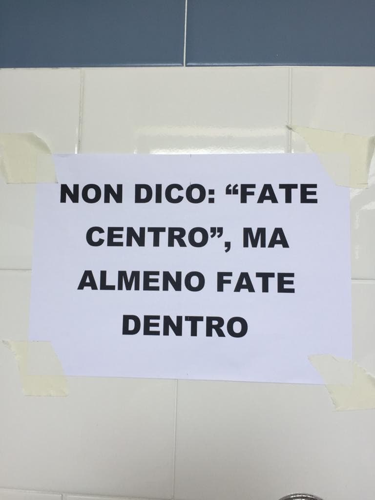 E intanto, nei bagni della biblioteca della scuola....