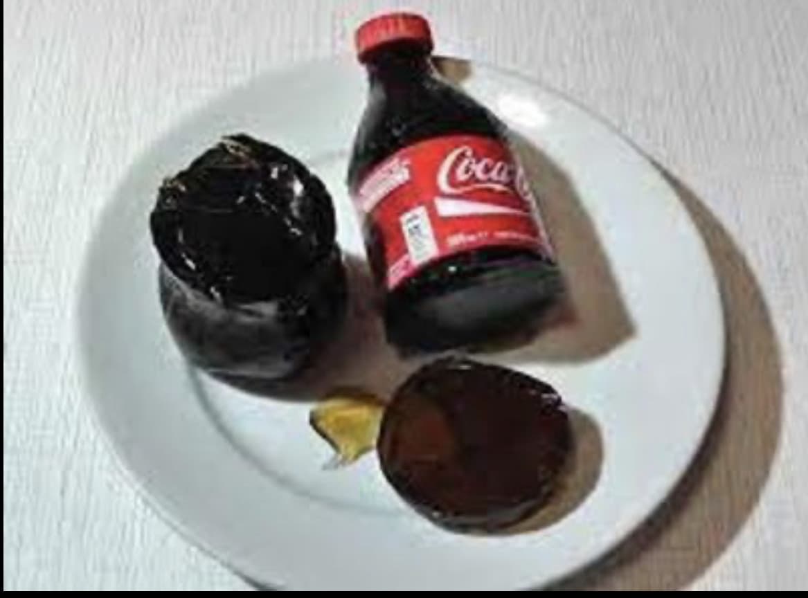 “AMOREEEH, COSA C’È PER CENA?” – “FETTINE DI COCA-COLA IN SALSINA GIALLA CON SPOLVERATA DI PLASTICA, TESORO MIO”