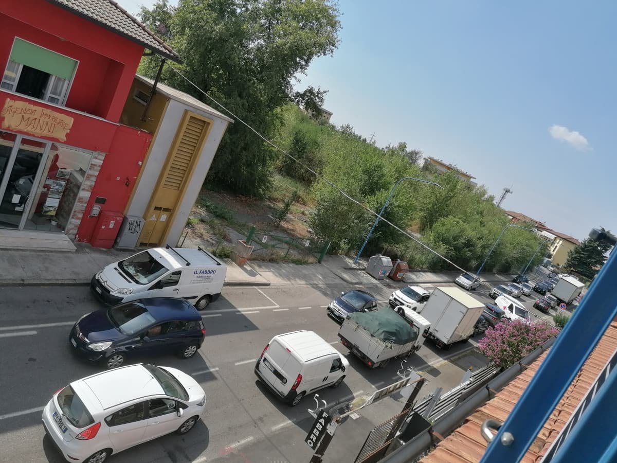  2 settimane fa un camion ha spaccato il ponte che passa sopra la tangenziale e adesso che ponte e tangenziale sono chiusi, il traffico é stato smistato nella mia via. É un incubo