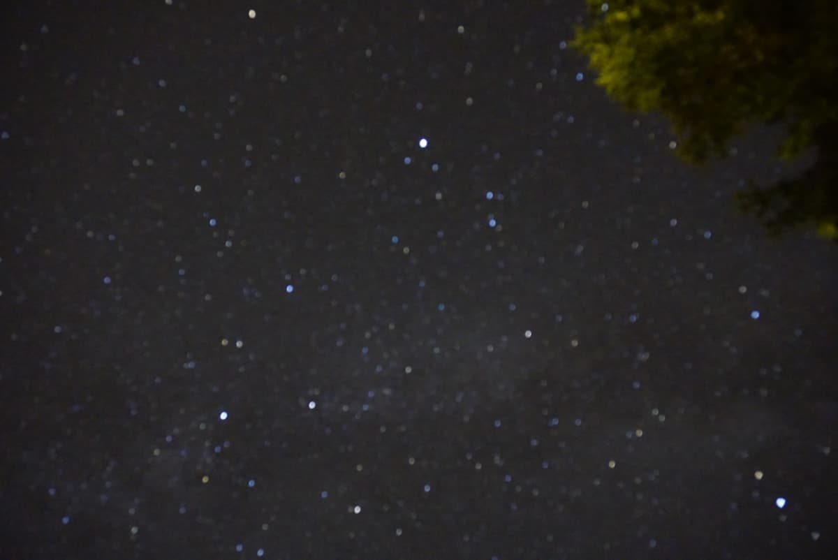 Ho fatto delle foto alle stelle con una macchina fotografica Sony... Mi sono venute di merda...