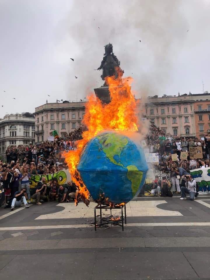 Manifestazione per l'ambiare e poi date fuoco alle cose?