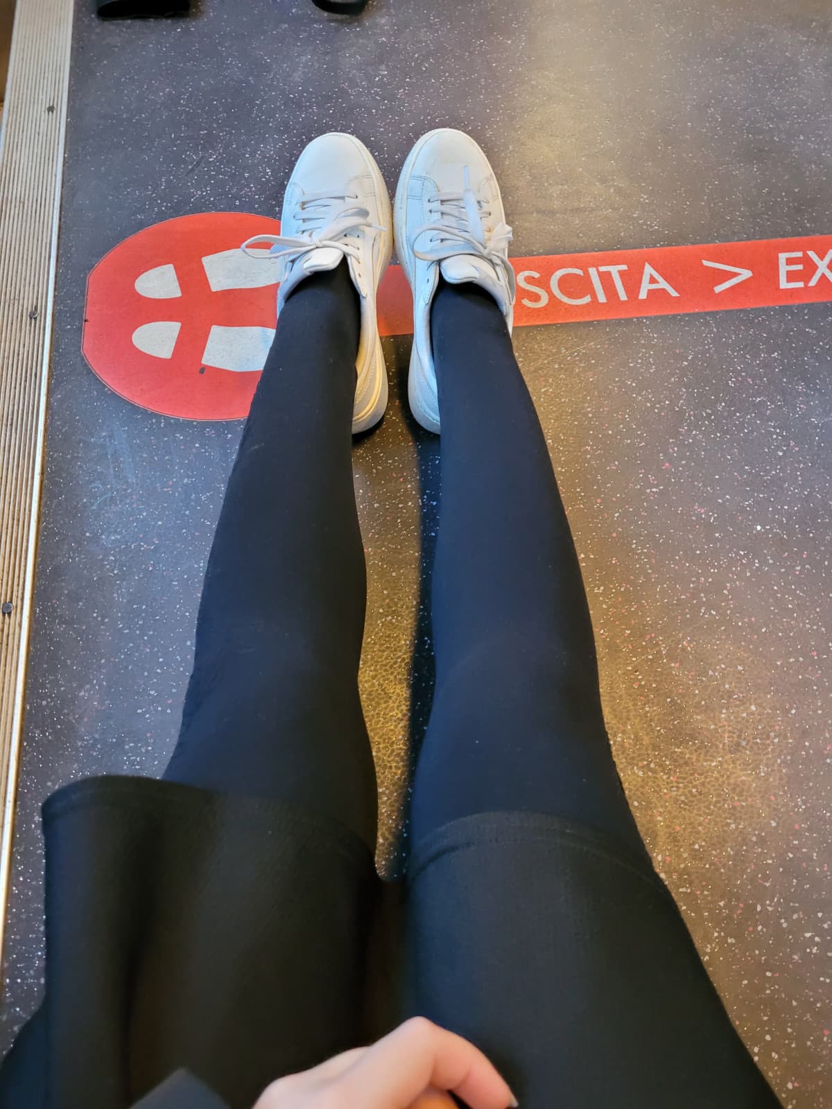 POV: sei in treno e non ci sono posti, quindi siete in 5 seduti per terra