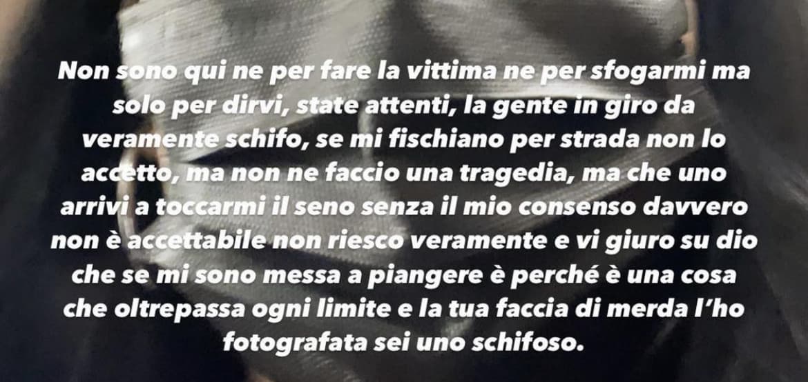 è una ragazza che seguo e mi dispiace che esistano ancora questo schifo di persone, nessuno deve permettersi di invadere lo spazio personale di altre persone 