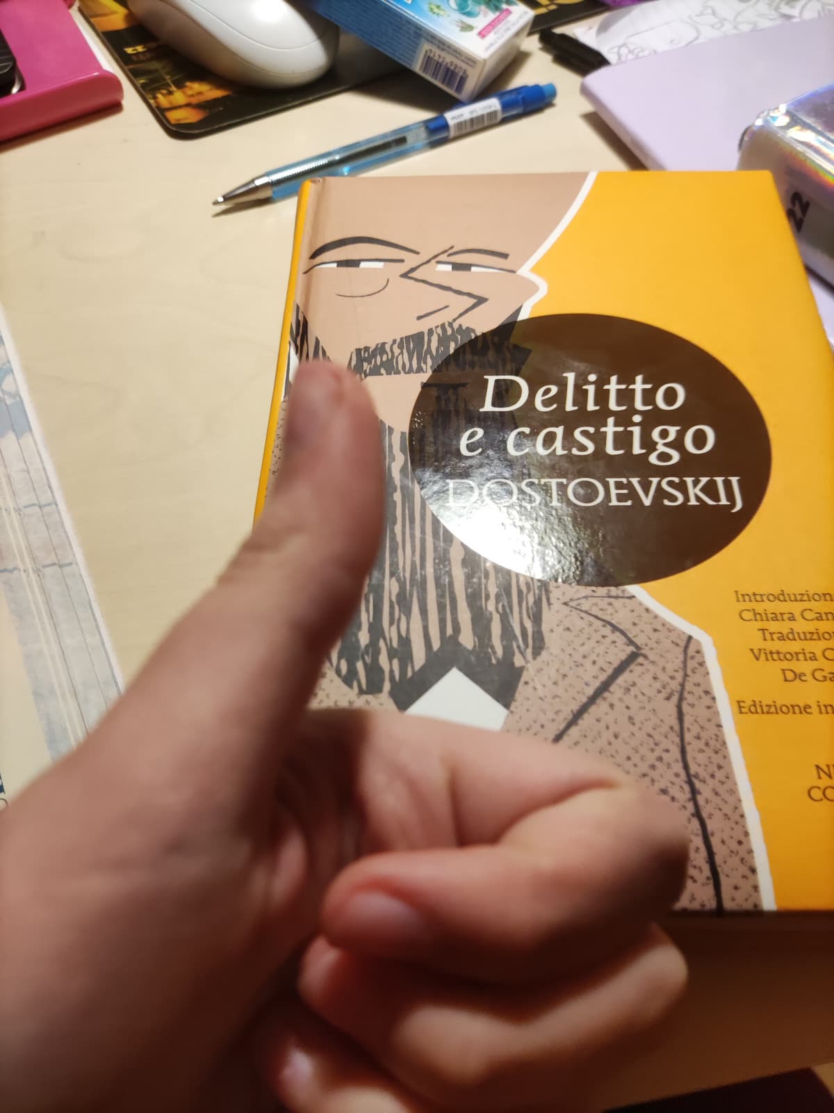 Non io che ho appena trovato questo libro nella libreria dei miei genitori e ho deciso di iniziarlo complicandomi l'esistenza ?