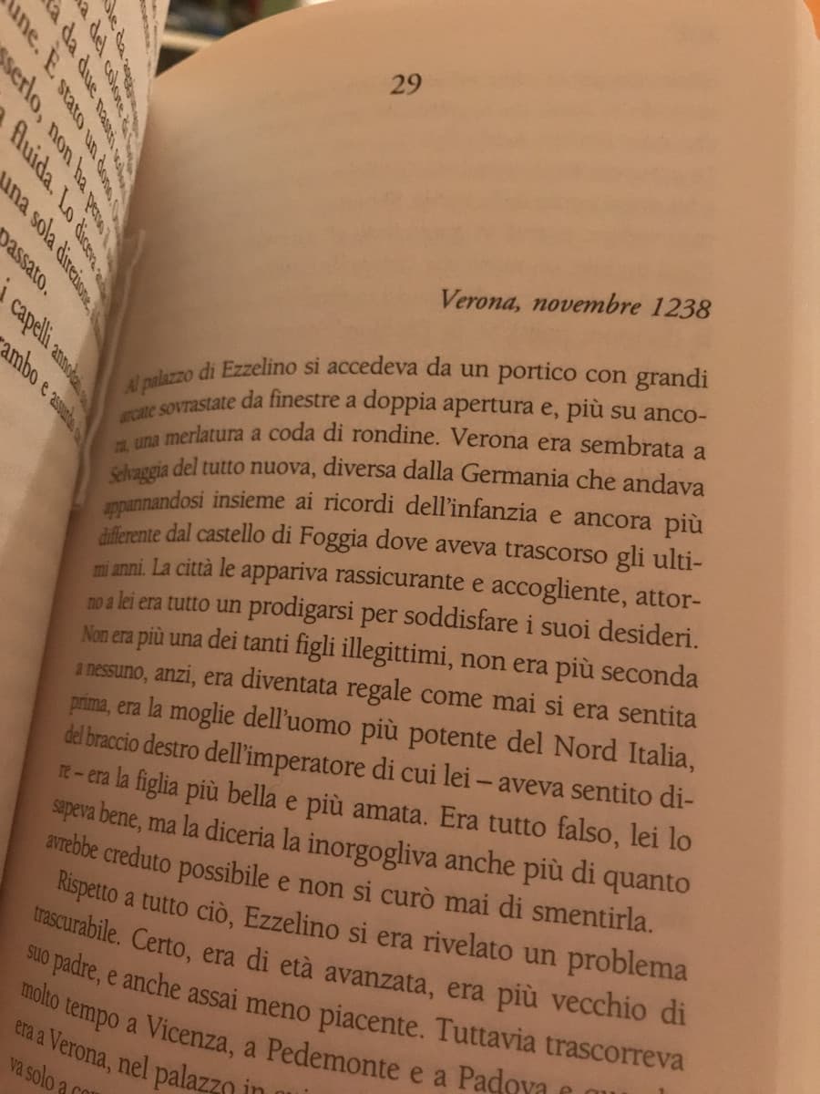 La gente che usa i punti esclamativi o emoji a sproposito non la sopporto proprio 