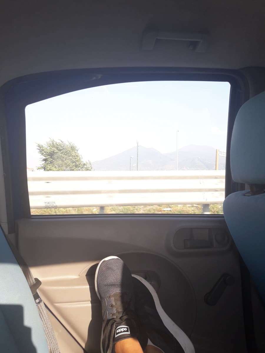 Bello è... mi sono appena accorta che ho fotografato il vesuvio ?