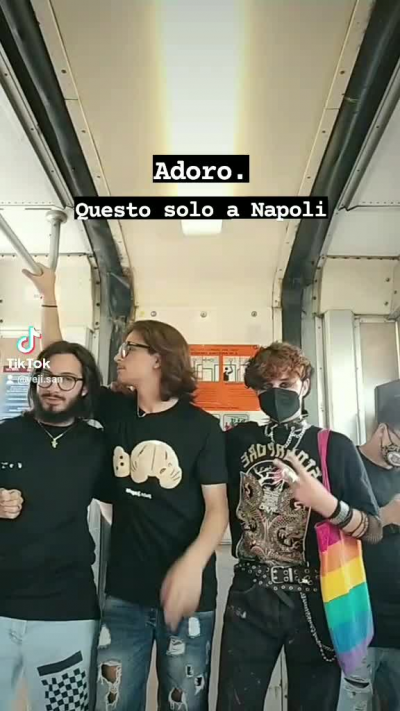 Non dite nulla ma se avete visto questo tiktok, quello con la borsa sono io AHAHHAHAH