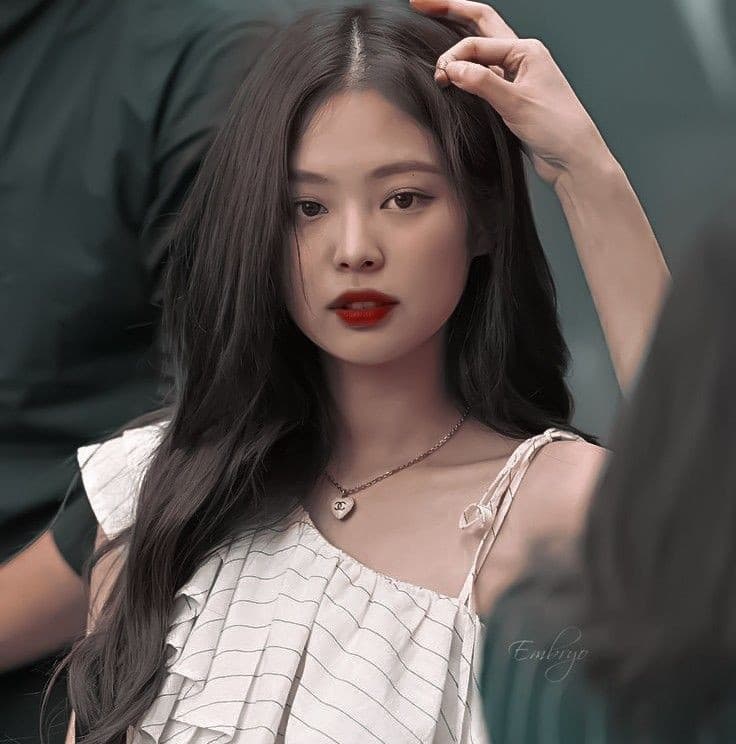 Oggi (in Corea è già mezzanotte) è il compleanno di questa bellissima personcina, tanti auguri Jennie <3