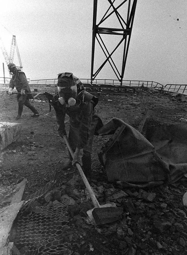 Liquidatori al lavoro nelle macerie di Chernobyl ? 