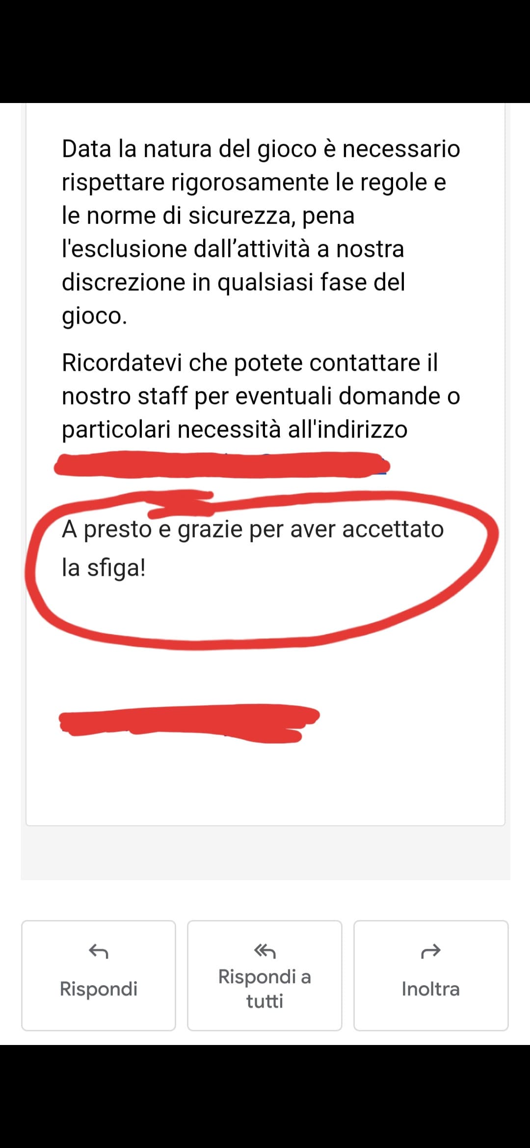 Forse l' hanno fatto apposta . (è un gioco con le asce) . Magari volevano fare una doppia battuta e dire tipo distruggi la sfortuna . Che simpatici.... 