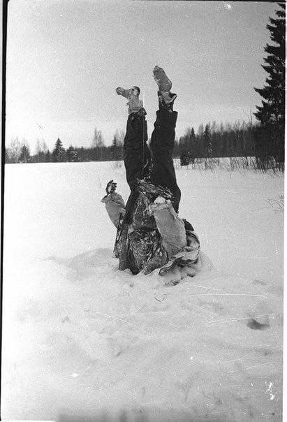 Il cadavere di un prigioniero di guerra tedesco piantato a testa in giù come un cartello stradale, 1942‌‌
