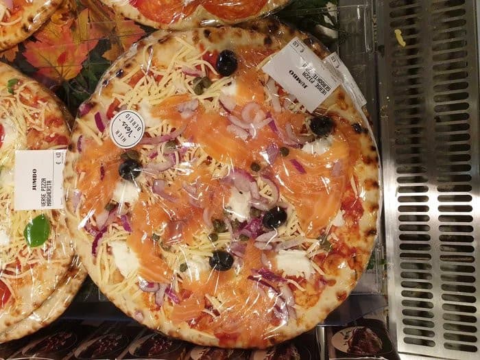 Ecco la porcheria definitiva, pizza al salmone affumicato (naturalmente in America) ??