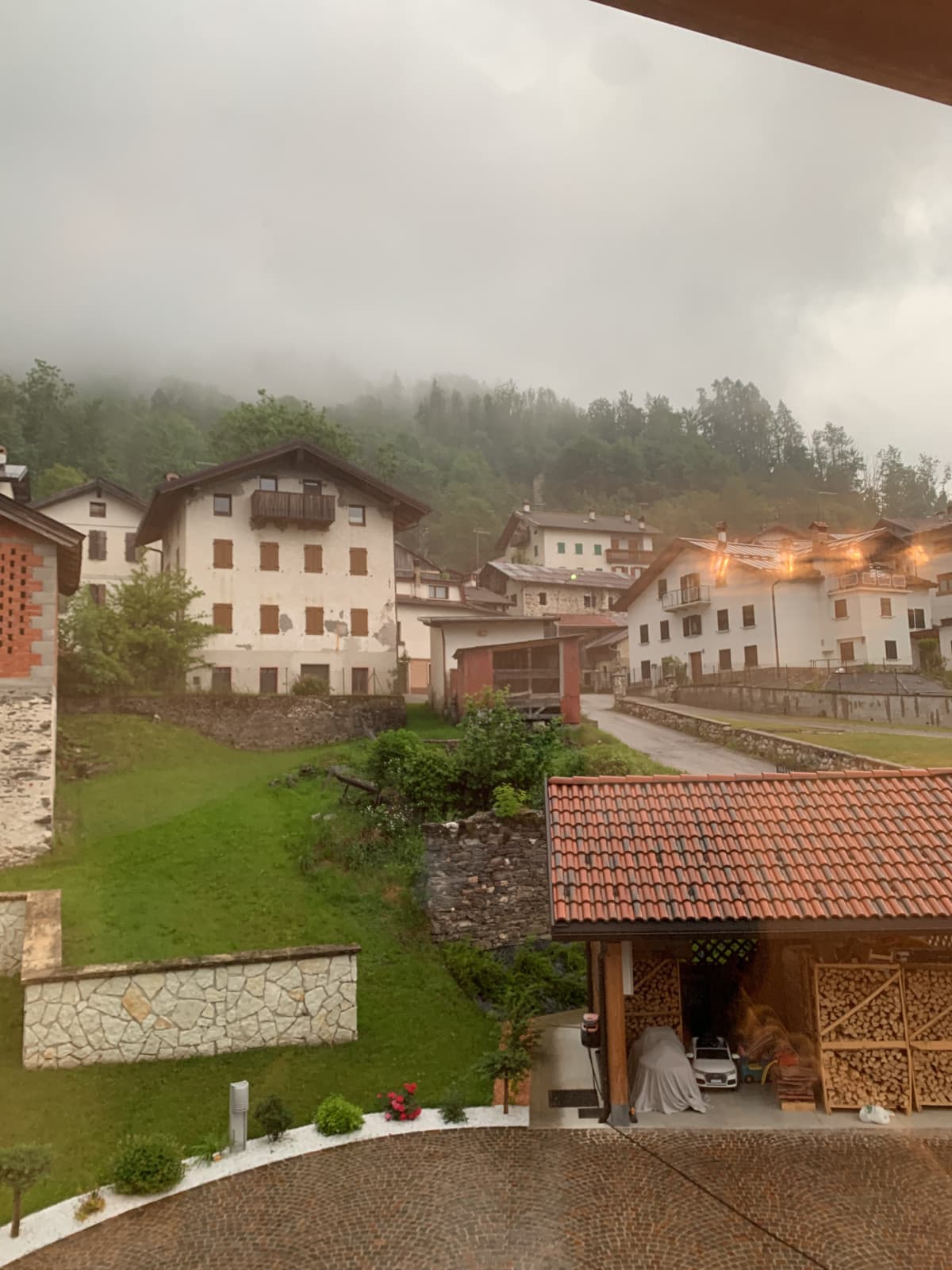 Lavarsi é la cosa più pallosa della giornata. Ci stai tanto e non c'hai sbatti. Però ovviamente l'igiene é importante e anche se stessi sempre solo comunque mi sentirei in colpa. 