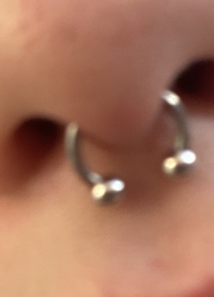 vabbè raga ho fatto il septum credo sia troppo in basso non mi fa impazzire come mi sta voglio morire vb però bello 