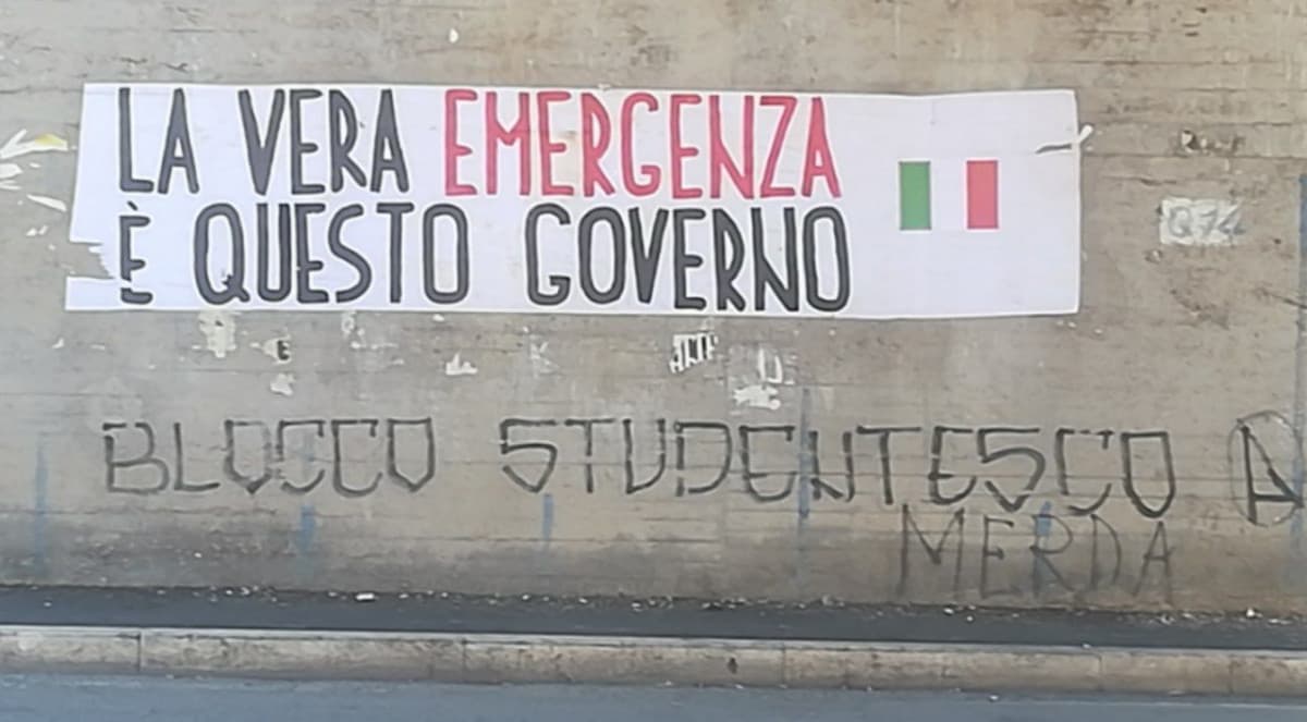 Blocco studentesco mi sa tanto di camerata :)