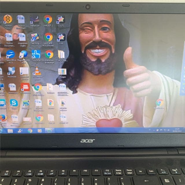 Raga questo è lo sfondo del computer della mia classe