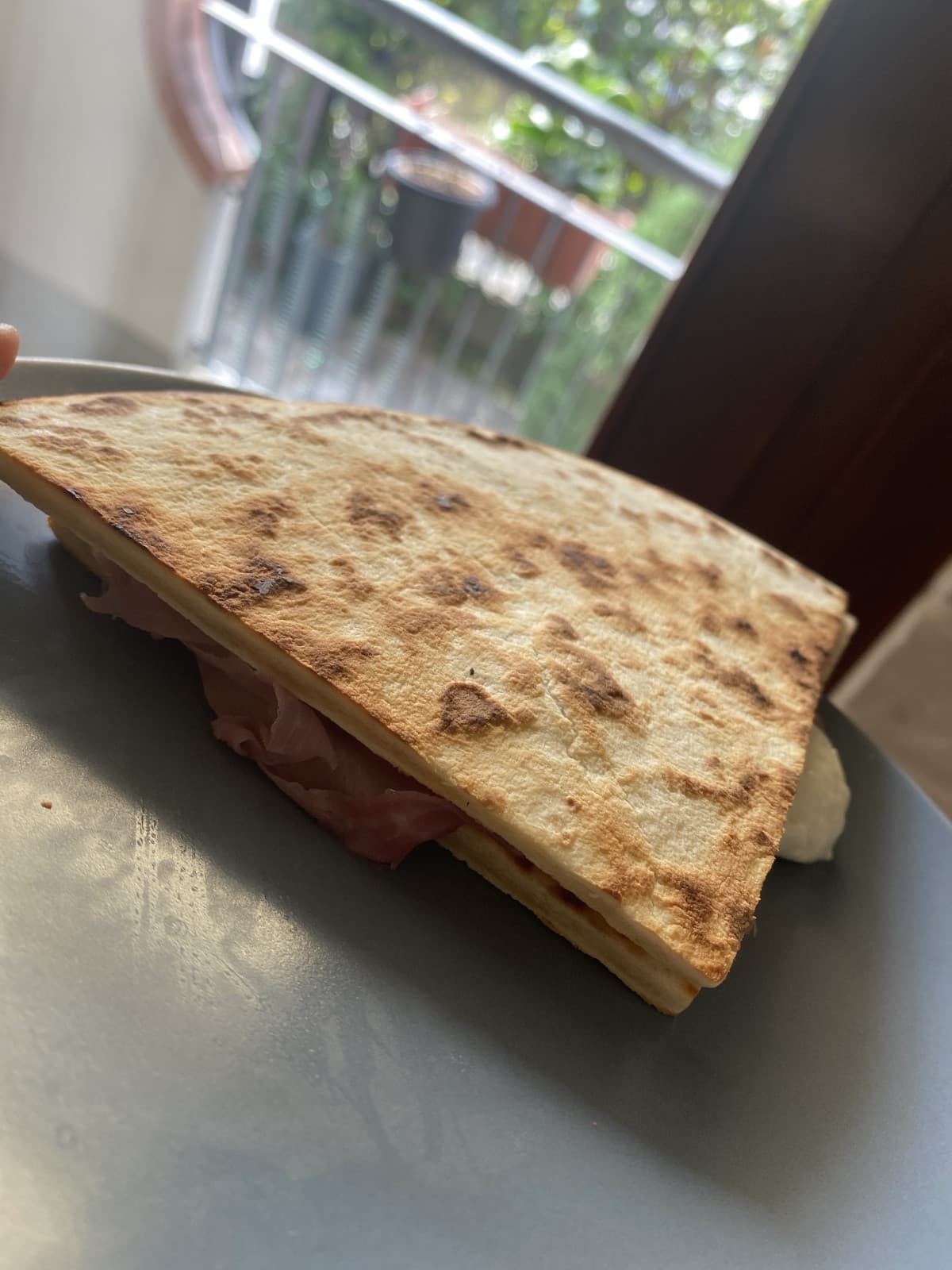 oggi lo chef (purtroppo sono io) propone mezza piada bruciacchiata con pomodorini, stracchino e prosciutto pescato a caso nel frigo