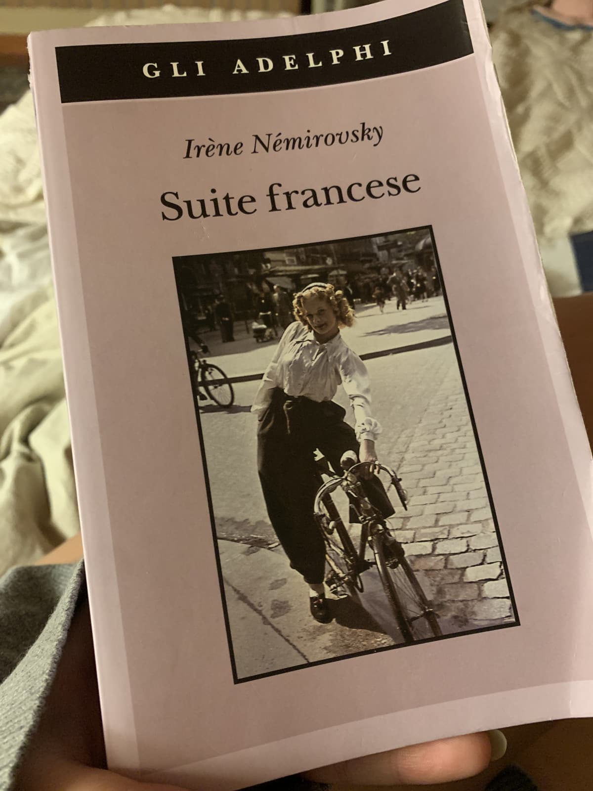 Ho appena finito di leggerlo e cazzo, mi ha fatta piangere. Quando l'ho iniziato non avrei mai pensato di arrivare a versare delle lacrime per questo libro, invece è stato tremendamente travolgente