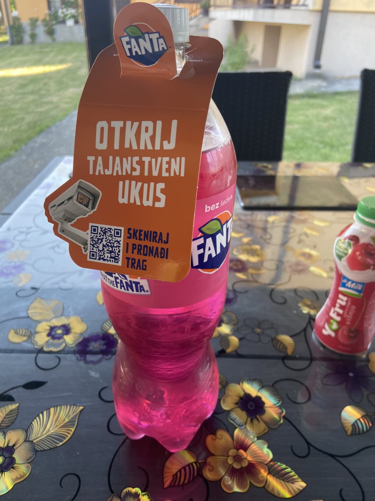 In Serbia e la Fanta rosa ?. Poi è fugo perché bisogna indovinare il gusto di questa Fanta. Secondo voi che gusto è? Io ho provato ma non ne ho idea 