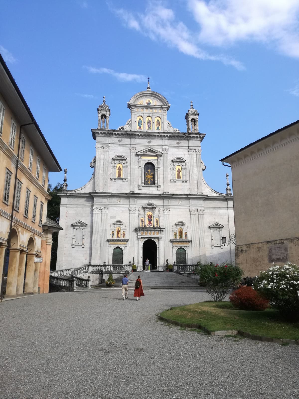 Mi è tornato in mente un ricordo di ottobre: la biondina alla radio che ha sonno, si appoggia alla sedia ma è scomoda, io sono di fianco, così si appoggia alla mia spalla. Poi ha preso a ignorarmi. Ok