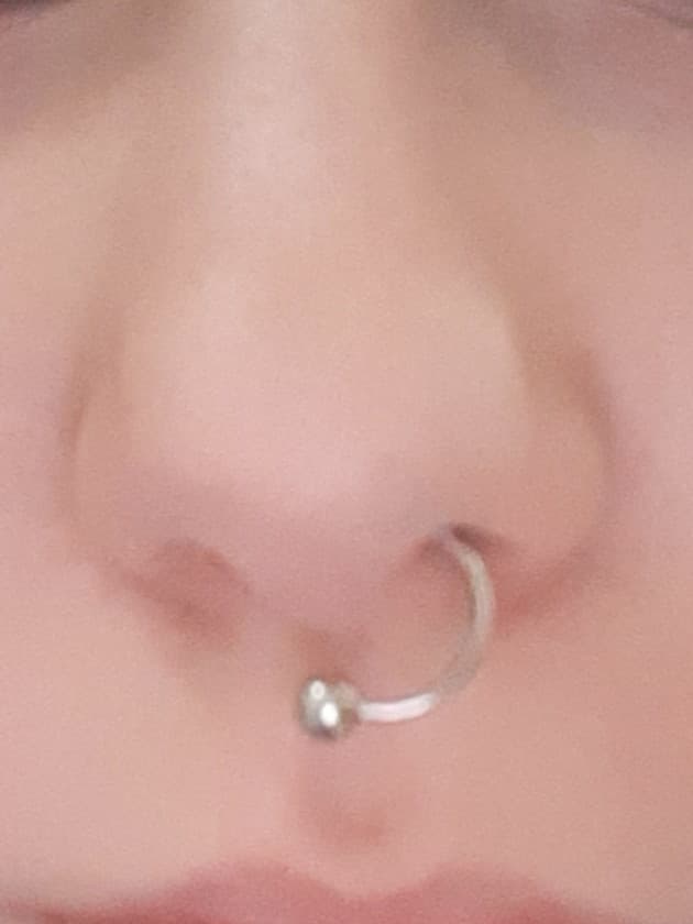 Ci rinuncio ugh. Ho provato a farmi il septum, mi sono fatta il buco e il septum non mi entra, credo si sia chiuso (?) rip. 