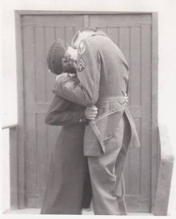 US Army nurse kissing a Corporal ? 