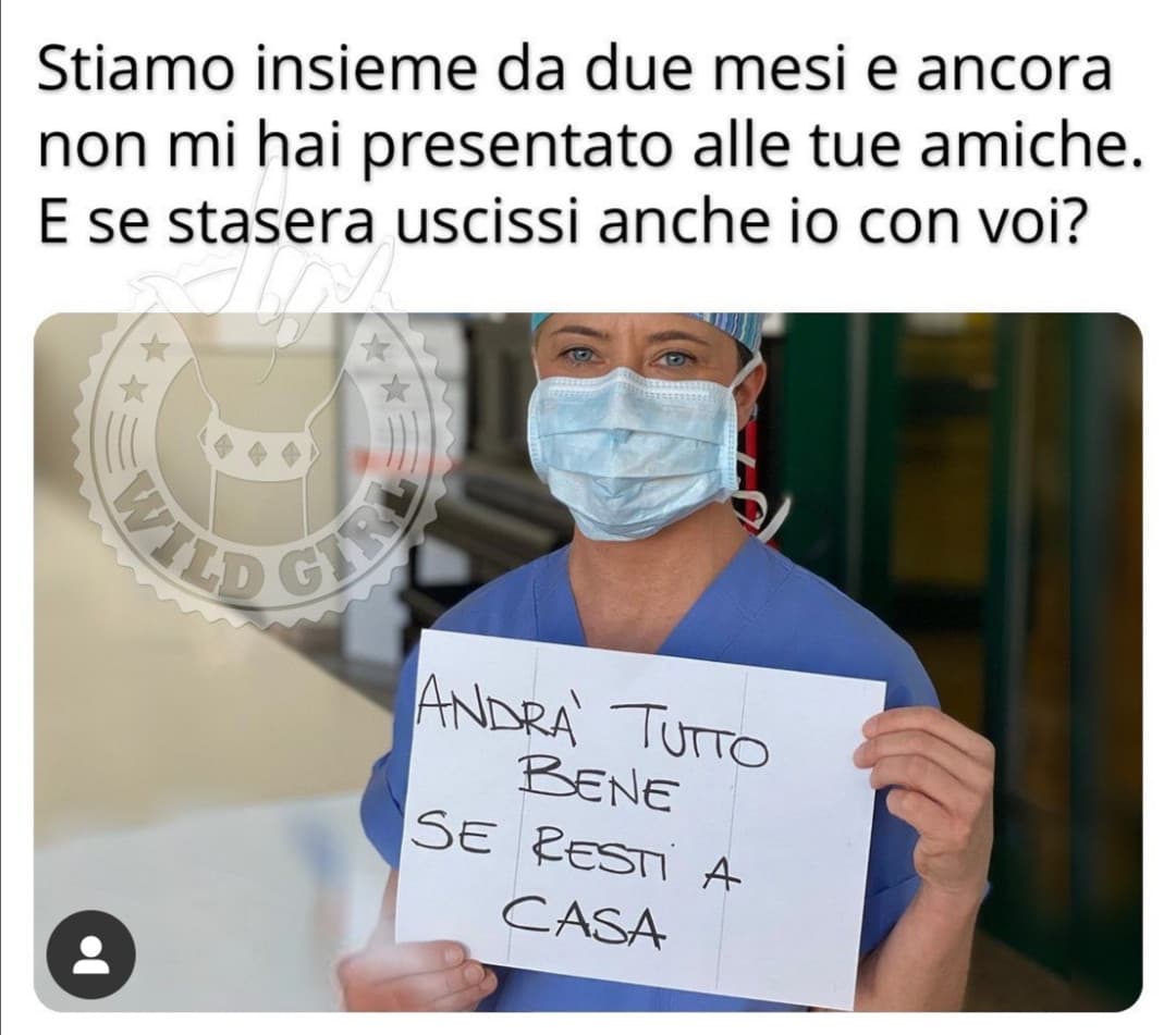 Poi vengono lasciate a casa loro e subito scatta il lato "stalker psicopatica" 