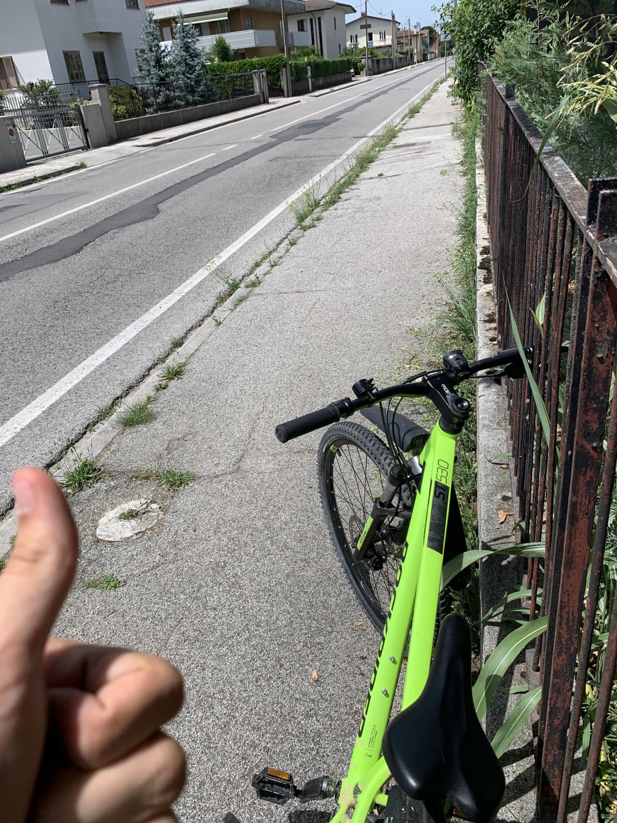 Sono a 15 km da casa con la ruota della bici a terra sotto il sole che mi sta lacerando la pelle che bella la vita