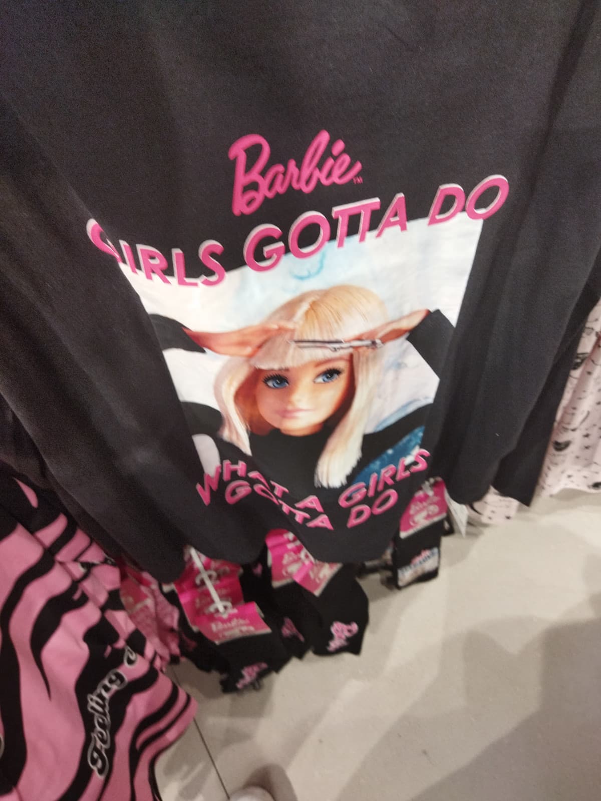 Mo fa morire..m Barbie che si taglia la frangetta  da sola e dice girls gotta do ecc....la prossima vgs che vado da Tezenis la compro. Mi ha ftt morire dal ridere 