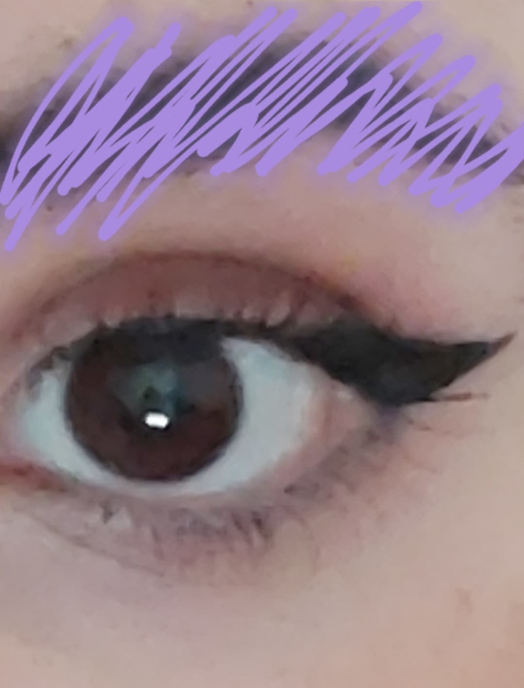 Vedo la gente mettere l'eyeliner benissimo, provo troppa invidia per loro.