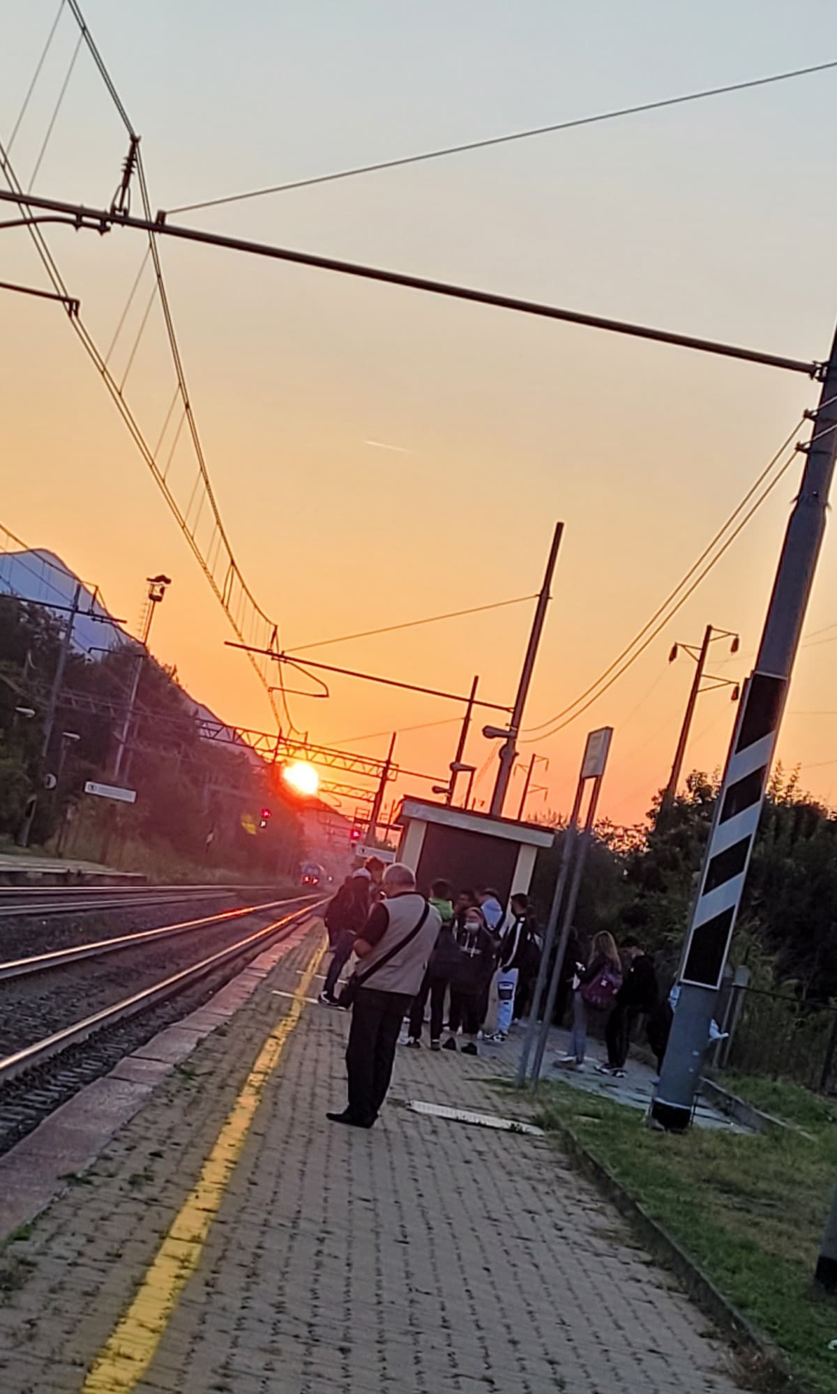 Il treno é in ritardo, e io ho freddo