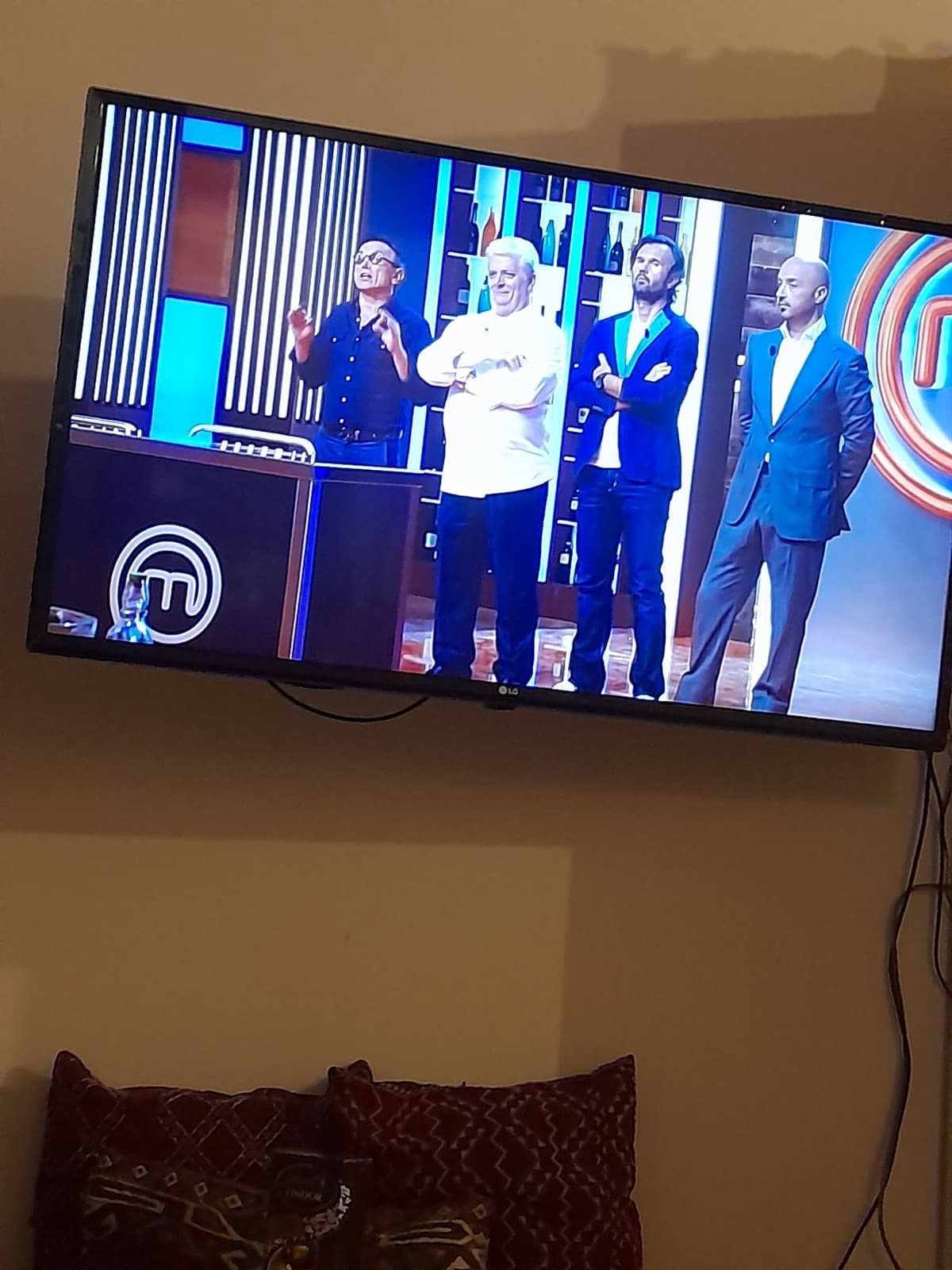 tutti che festeggiano il capodanno, io rip sono finito da solo con i gatti a vedere masterchef. probabilmente appena dopo mezzanotte vado a dormire. però dai almeno bastianich è di compagnia. ✋