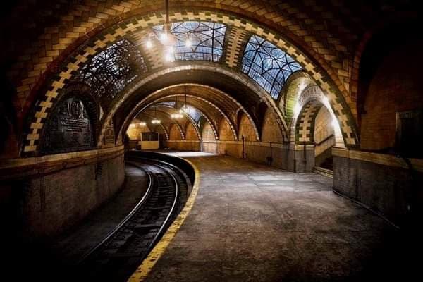 Una bellissima stazione metropolitana abbandonata di New York.