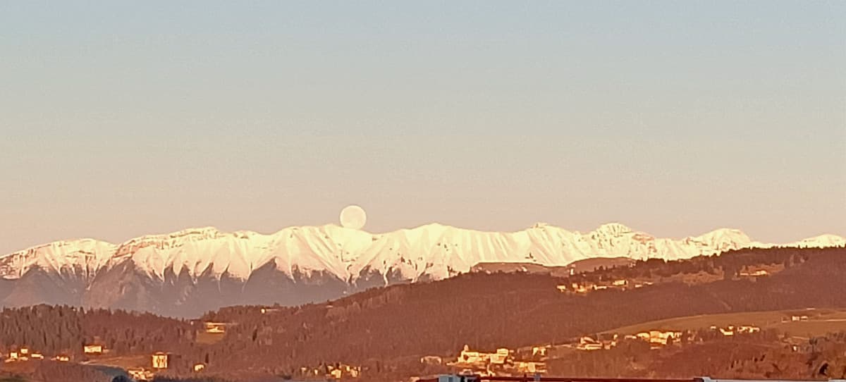 Ecco la luna che poggia sul monte Baldo