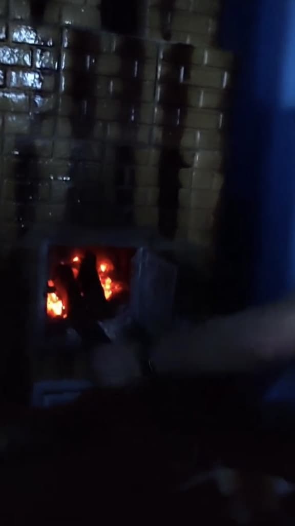 Ho deciso di dormire dal mio ragazzo nella sua bella casa lussuosa dove sta accendendo il fuoco ???