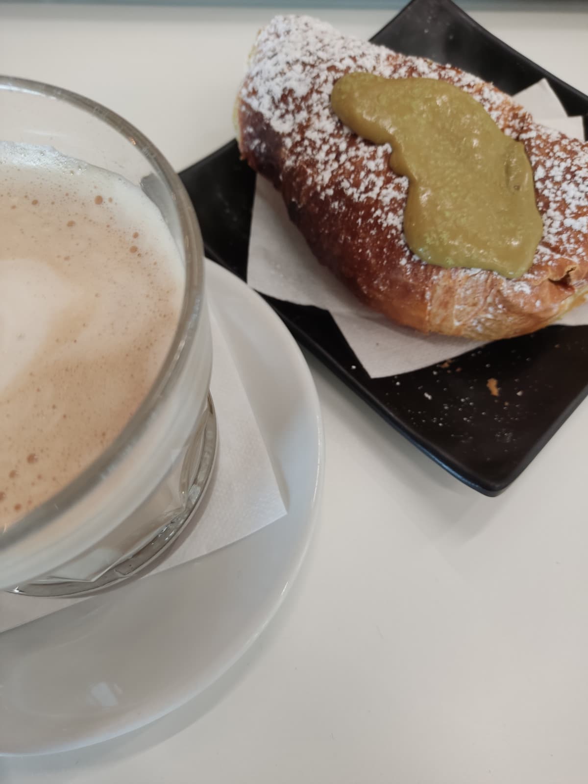 Oggi colazione non approvata del tutto perché c'era troppa crema al pistacchio 