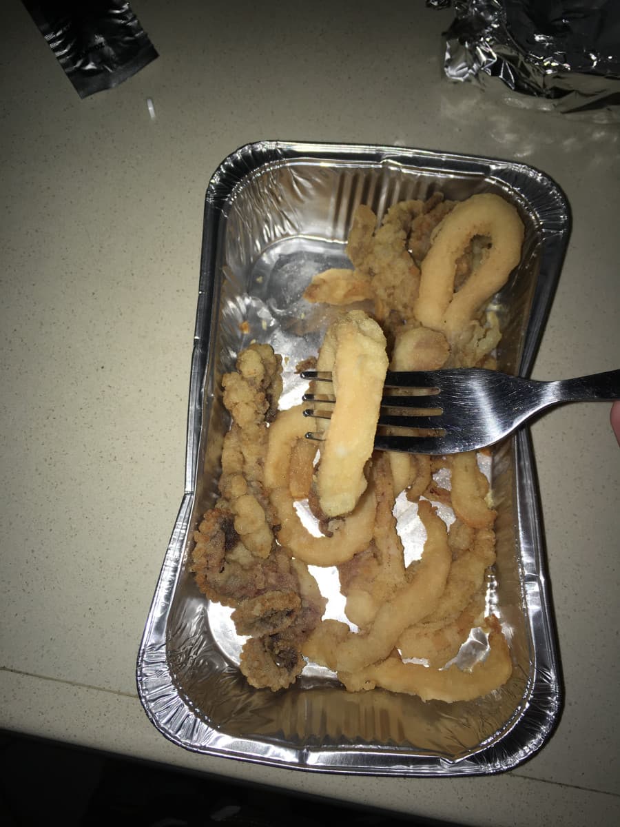 E poi ci sono io che mangio calamari fritti a quest ora