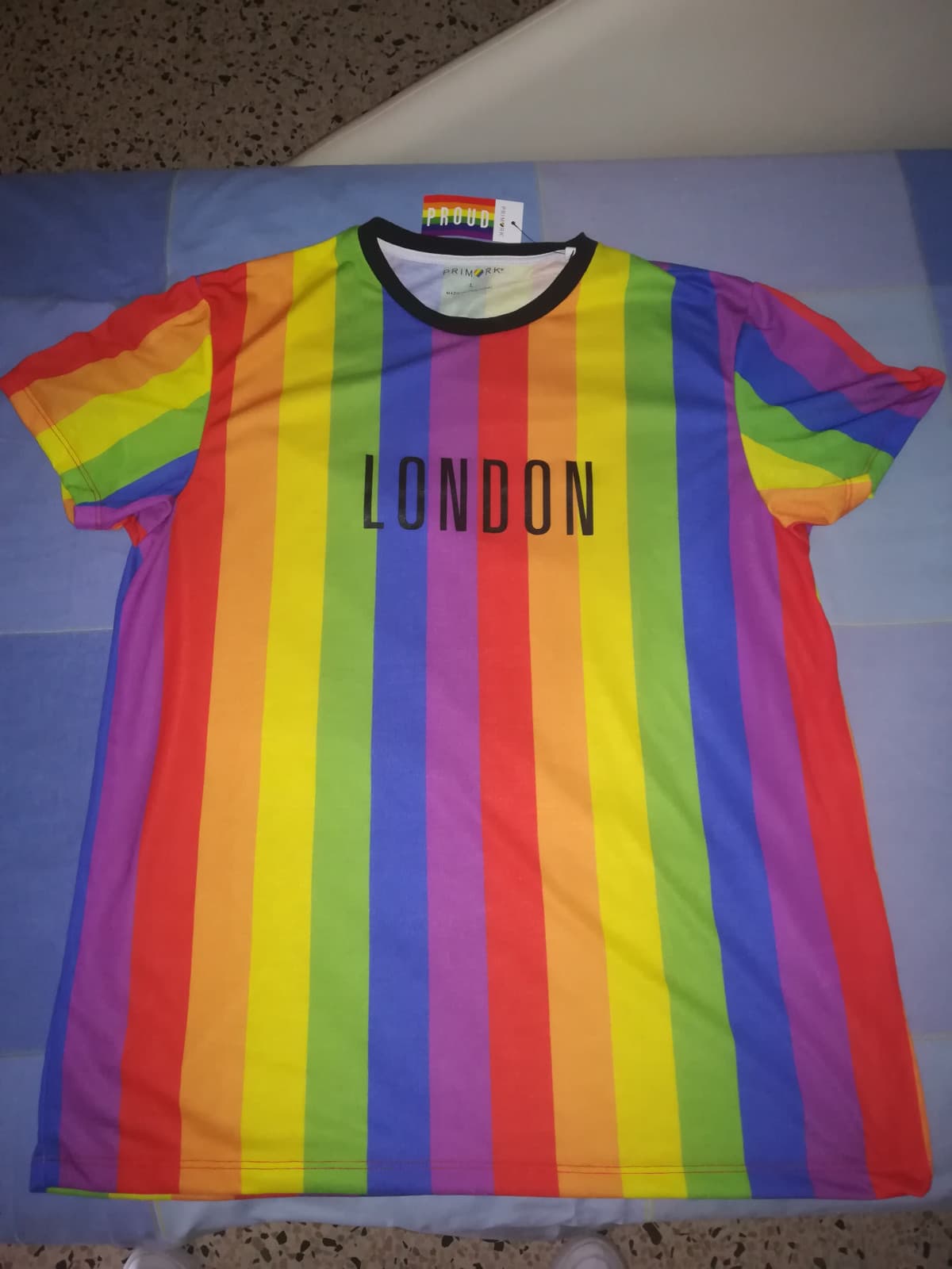 Qualche mese fa scrissi un segreto dove dicevo che la mia amica andò a Londra e mi prese una maglia. ECCOLA. LA AMO. 