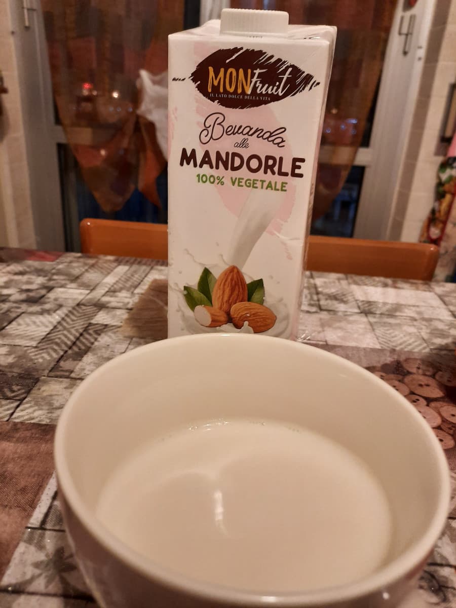 Comunque, io ho una mega fissa per il latte di mandorle e li sto provando tutti per capire quale sia il migliore. Se ne bevete, consigliatemi lol