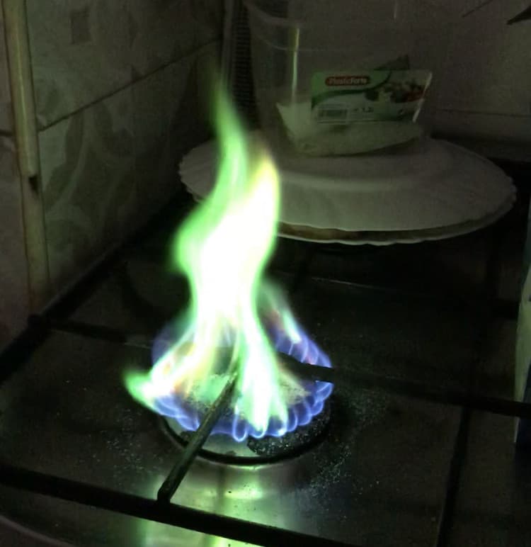 Quando ti manca la scuola ma soprattutto il laboratorio di chimica e quindi devi i di usare il solfato di rame un po’ schifoso (visto che la fiamma deve essere celeste azzurra),trovato nel piccolo chimico di mia sorella 