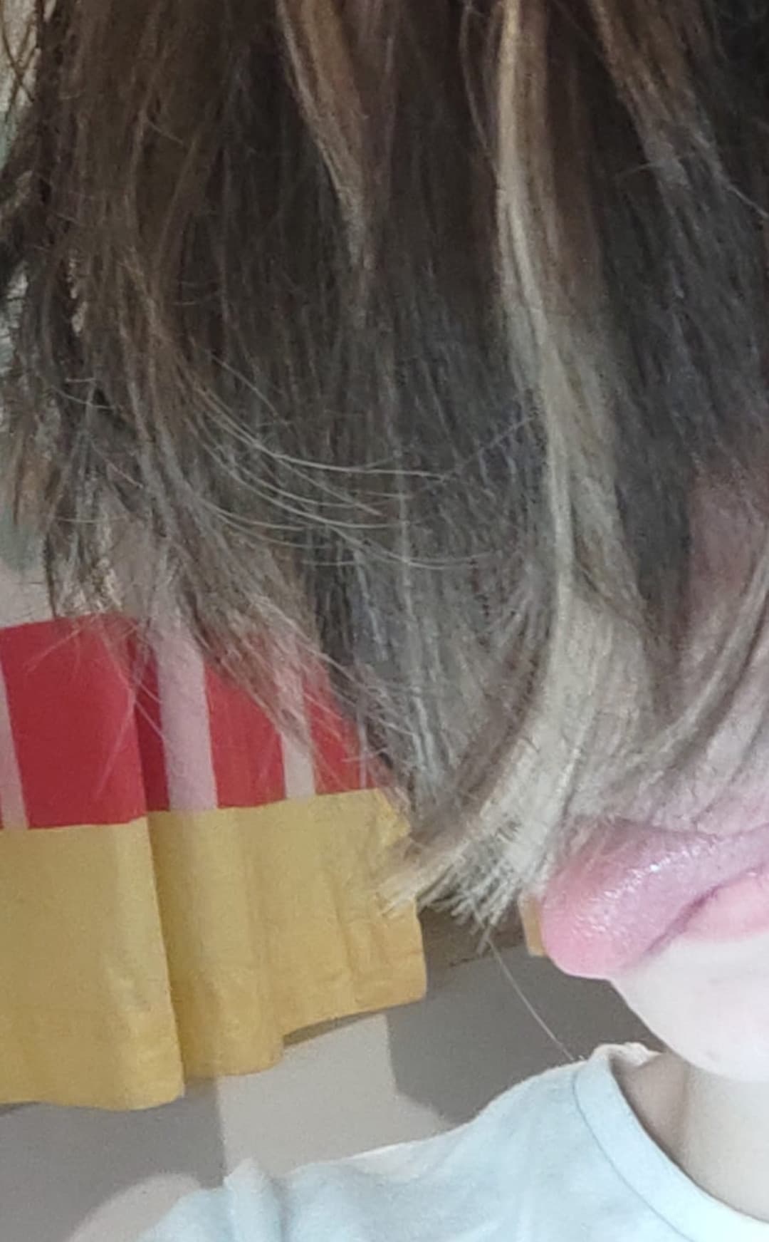 guardate che carini i miei capelli in questa foto eheh, l'unico problema è che non sono morbidi nonostante li abbia lavati poco fa, domani mattina li lavo di nuovo tanto entro alle 9