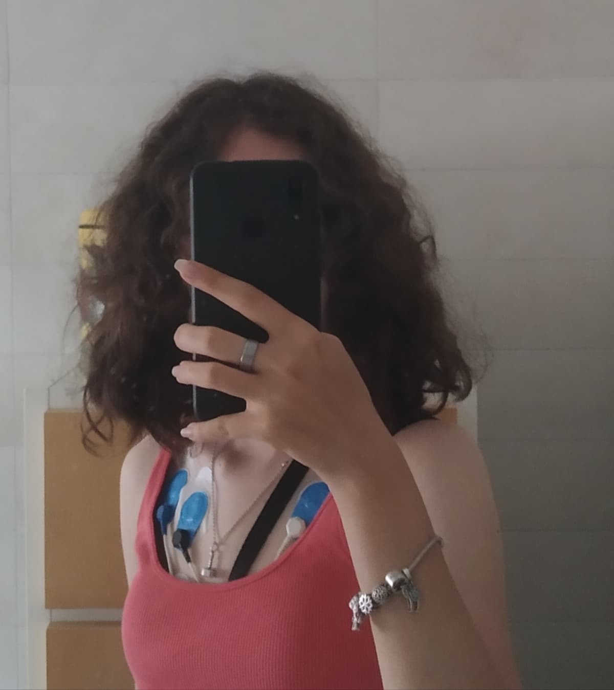 ma proprio oggi che ho dei capelli che mi piacciono e pure la mia faccia mi sembra accettabile dovevo starmene chiusa in casa