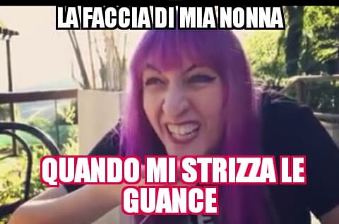 La faccia di mia nonna quando mi strizza le guance