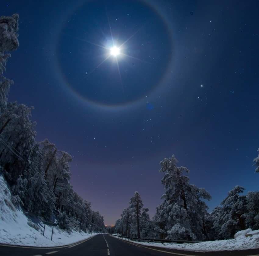 La luna in un paesaggio incantato ?