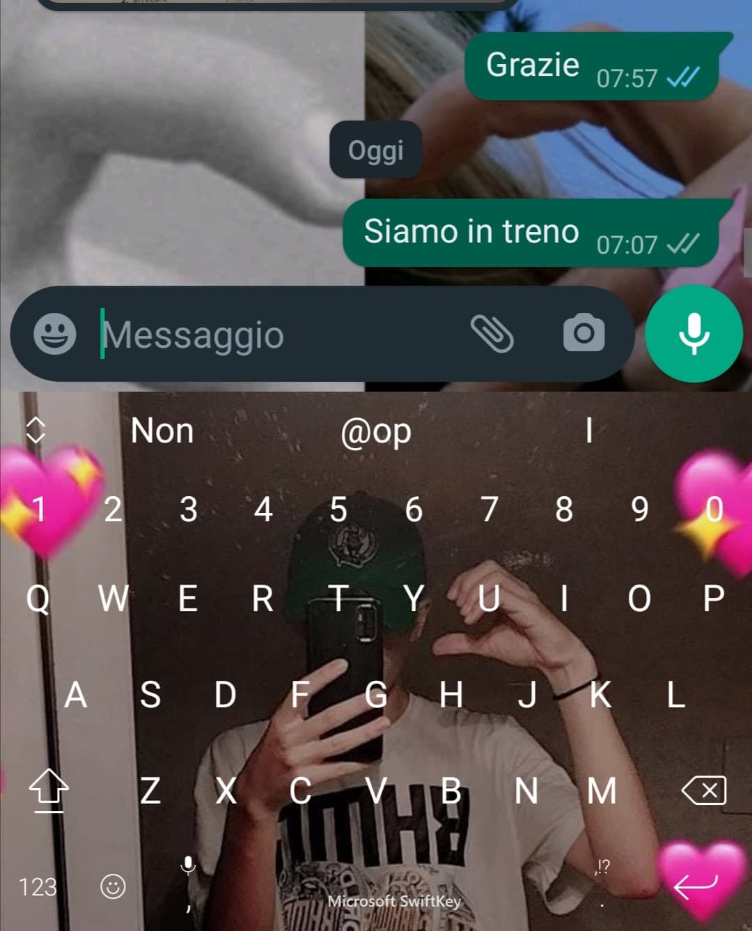 Così rincoglionita da tenere la testiera con una sua foto 