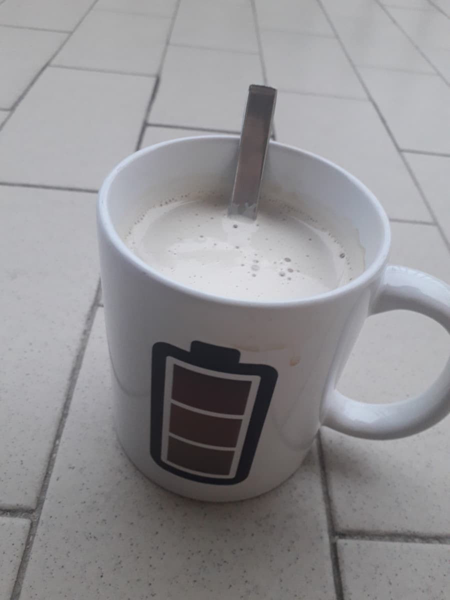 Sta nevicando e io sono sul terrazzo a bermi il secondo caffè latte della mattinata 