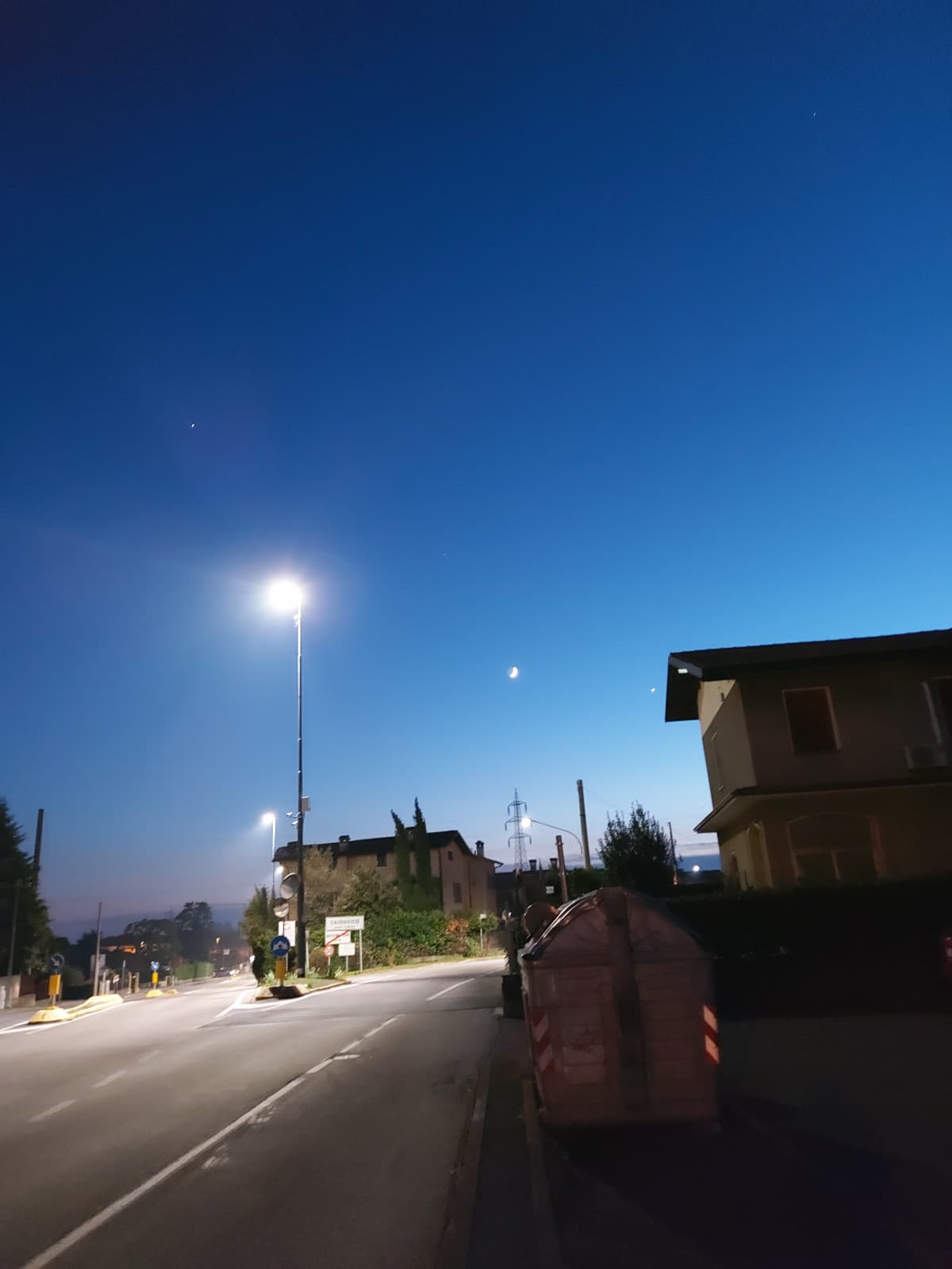 Oggi c'era sto cielo stranissimo, ahahah giuro dal vivo sembrava tipo realizzato in digitale 